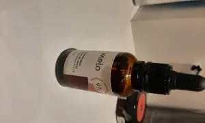 Butelka serum Melo z pipetą, z etykietą "97% składników pochodzenia naturalnego".