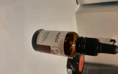 Butelka serum Melo z pipetą, z etykietą "97% składników pochodzenia naturalnego".