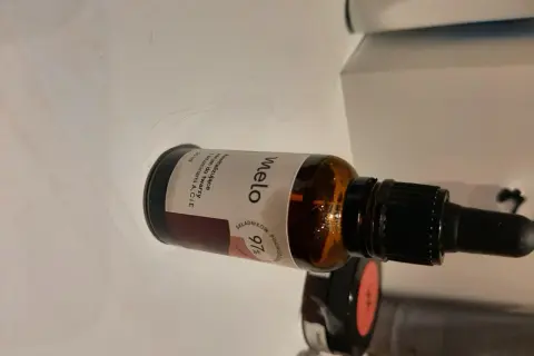 Butelka serum Melo z pipetą, z etykietą "97% składników pochodzenia naturalnego".