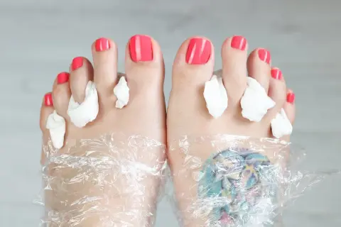 Trwały pedicure w domu: Jak malować paznokcie u nóg perfekcyjnie?