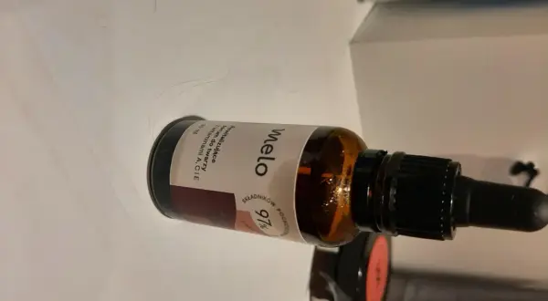 Butelka serum Melo z pipetą, z etykietą "97% składników pochodzenia naturalnego".