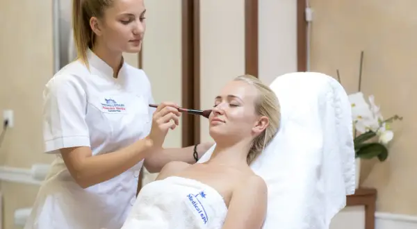 Zapomnij o bazie! Pielęgnacja to klucz do trwałego makijażu