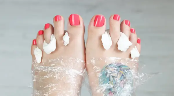 Trwały pedicure w domu: Jak malować paznokcie u nóg perfekcyjnie?
